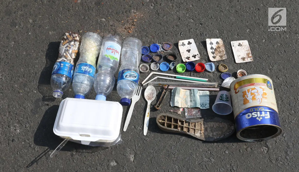 Sampah plastik yang dikumpul oleh relawan dalam gerakan bersih sampah plastik di kawasan Car Free Day, Jakarta, Minggu (21/10). Gerakan tersebut untuk meningkatkan kesadaran masyarakat mengenai ancaman sampah plastik bagi Bumi. (Liputan6.com/Angga Yuniar)