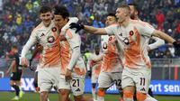 AS Roma meraih kemenangan 1-0 atas Venezia pada laga pekan ke-24 Serie A di&nbsp;Stadio Pier Luigi Penzo, Venezia, Minggu (09/02/2025) malam WIB. Gol tunggal kemenangan Roma dicetak Paulo Dybala. (Paola Garbuio/LaPresse via AP)