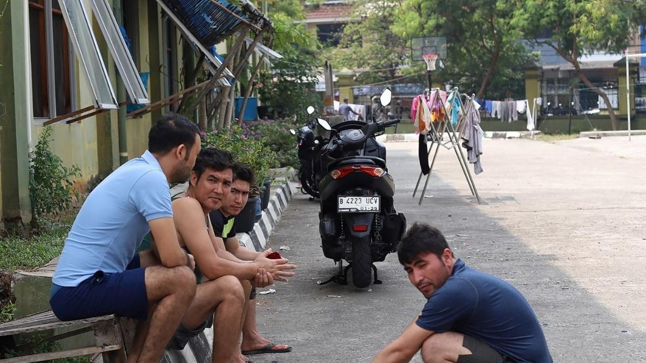 Pemerintah Provinsi DKI Jakarta telah menyatakan bahwa mereka akan terus berupaya mencari solusi terbaik bagi para pencari suaka ini. Namun, hingga saat ini, belum ada kepastian mengenai tempat pengungsian baru yang dapat menampung mereka. Foto: merdeka.
