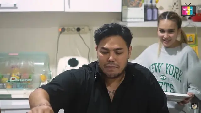 6 Potret Kedekatan Ivan Gunawan dan Keluarga Ayu Ting Ting, Kompak Bareng Ayah Rozak