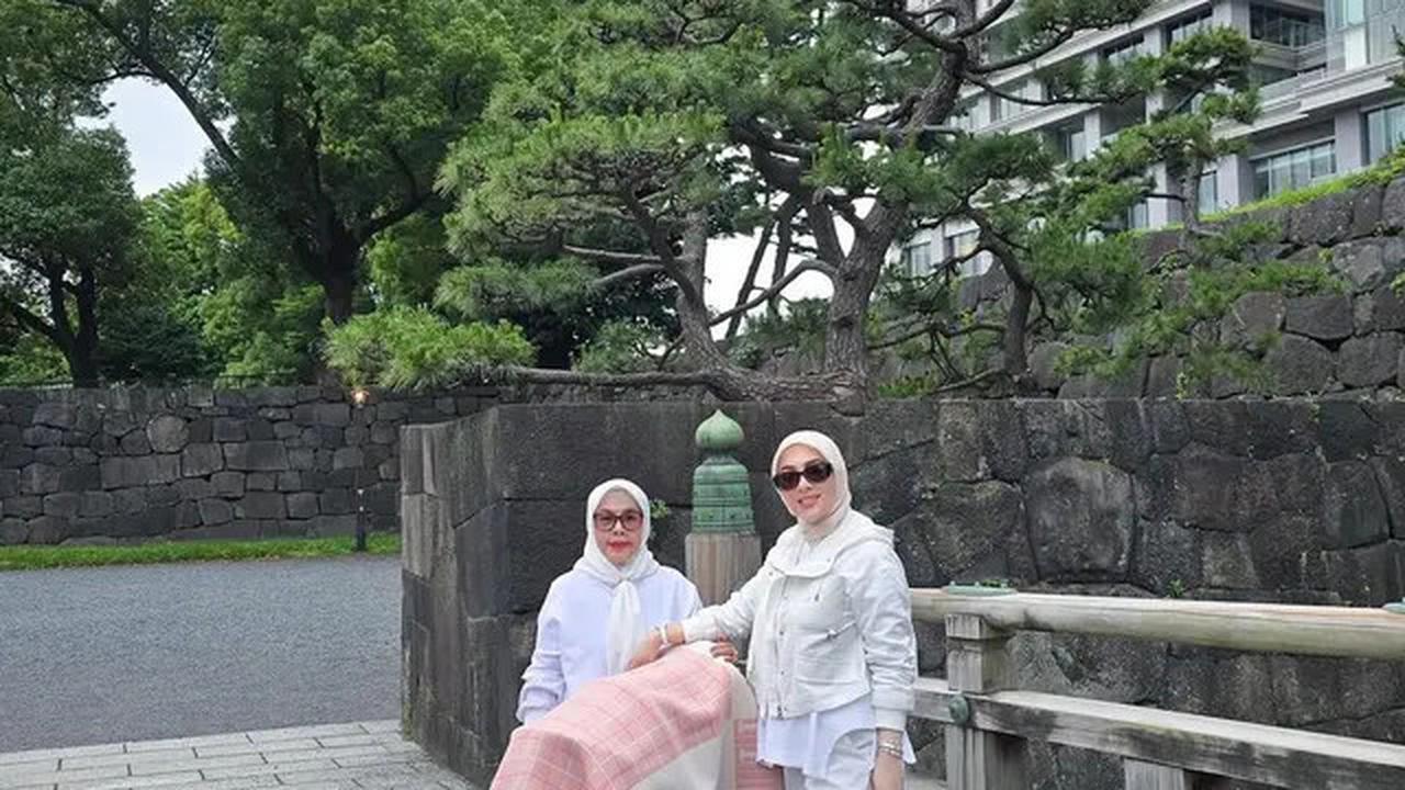 Gaya Syahrini Kembali Bawa Tas Hermes Rp600 Jutaan saat Idul Adha di Jepang, Sambil Gendong Putrinya