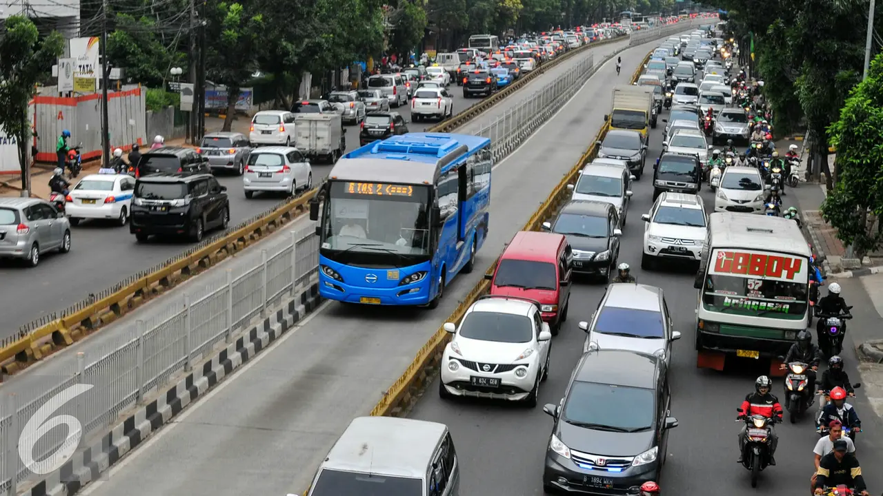 20160614- Bus Transjakarta Melaju di Tengah Kemacetan Jakarta- Yoppy Renato