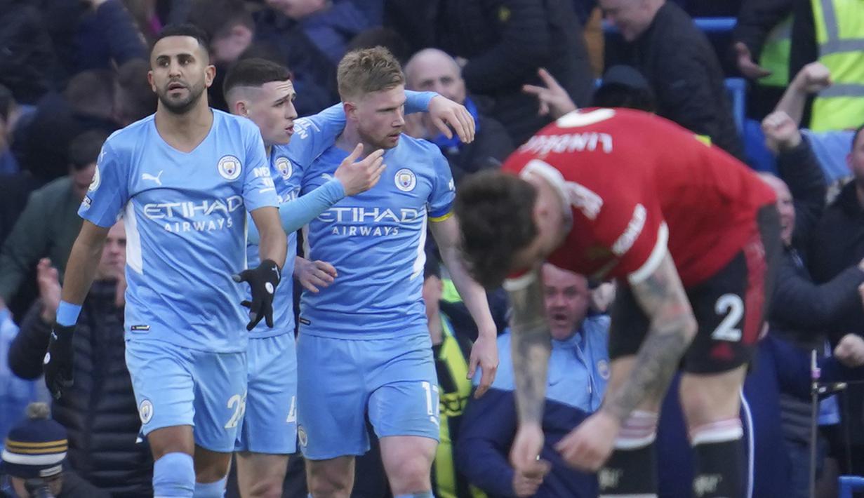 Manchester City baru saja memenangi Derby Manchester terbaru atas sang tetangga Manchester United (6/3/2022) dengan skor telak 4-1. Ini merupakan kemenangan terbesar kelima bagi The Citizens di Liga Inggris atas MU pada abad ke-21. Berikut uraian lengkapnya. (AP/Jon Super)