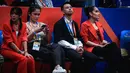 Ambassador Piala Dunia FIBA 2023 di Indonesia, Raffi Ahmad (tengah kanan) dan Cinta Laura (kanan) saat menyaksikan laga Grup H Piala Dunia FIBA 2023 antara Kanada melawan Prancis di Indonesia Arena, Senayan, Jakarta, Jumat (25/08/2023). (Bola.com/Bagaskara Lazuardi)