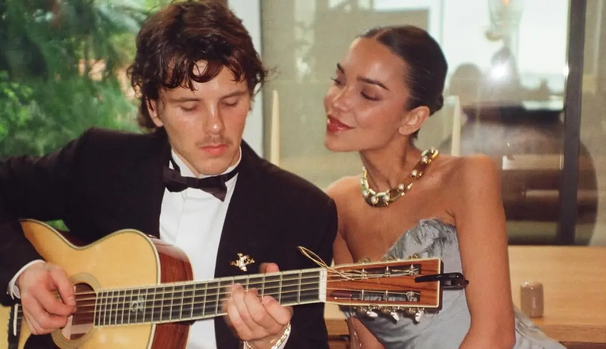 Keduanya terlihat romantis dengan busana klasik. Apostel kenakan strapless dress sky blue metalik dengan rok slit tinggi. Sedangkan Cruz Beckham nampak gagah dengan setelan jas dan dasi kupu-kupu [@jackie_apostel]