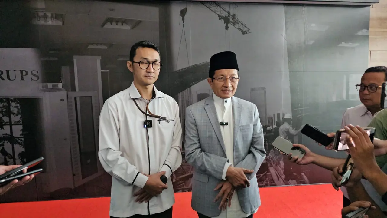 Jubir KPK Budi Prasetyo bersama Menteri Agama Nasaruddin Umar usai pelaporan dugaan gratifikasi. (Liputan6/M Radityo Priyasmoro)