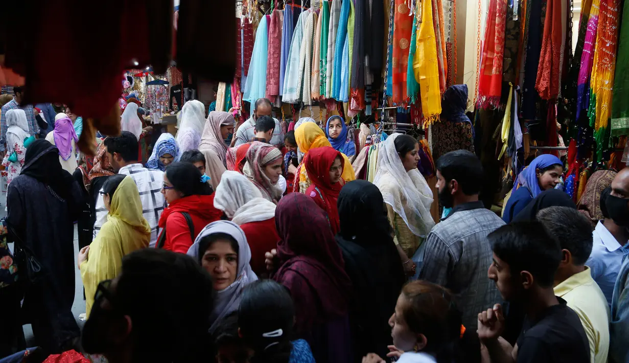 Muslim Kashmir saat berbelanja sebelum Idul Fitri di Srinagar, Kashmir yang dikuasai India (2/6/2019). Idul Fitri menandai berakhirnya bulan puasa Ramadan. (AP Photo/Mukhtar Khan)