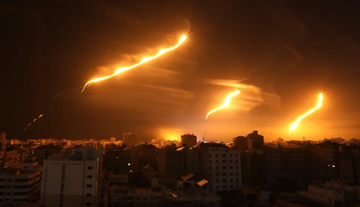 Otoritas kesehatan di daerah kantong tersebut mengatakan jumlah korban tewas akibat serangan Israel kini melebihi 10 ribu orang. (AP Photo/Abed Khaled)
