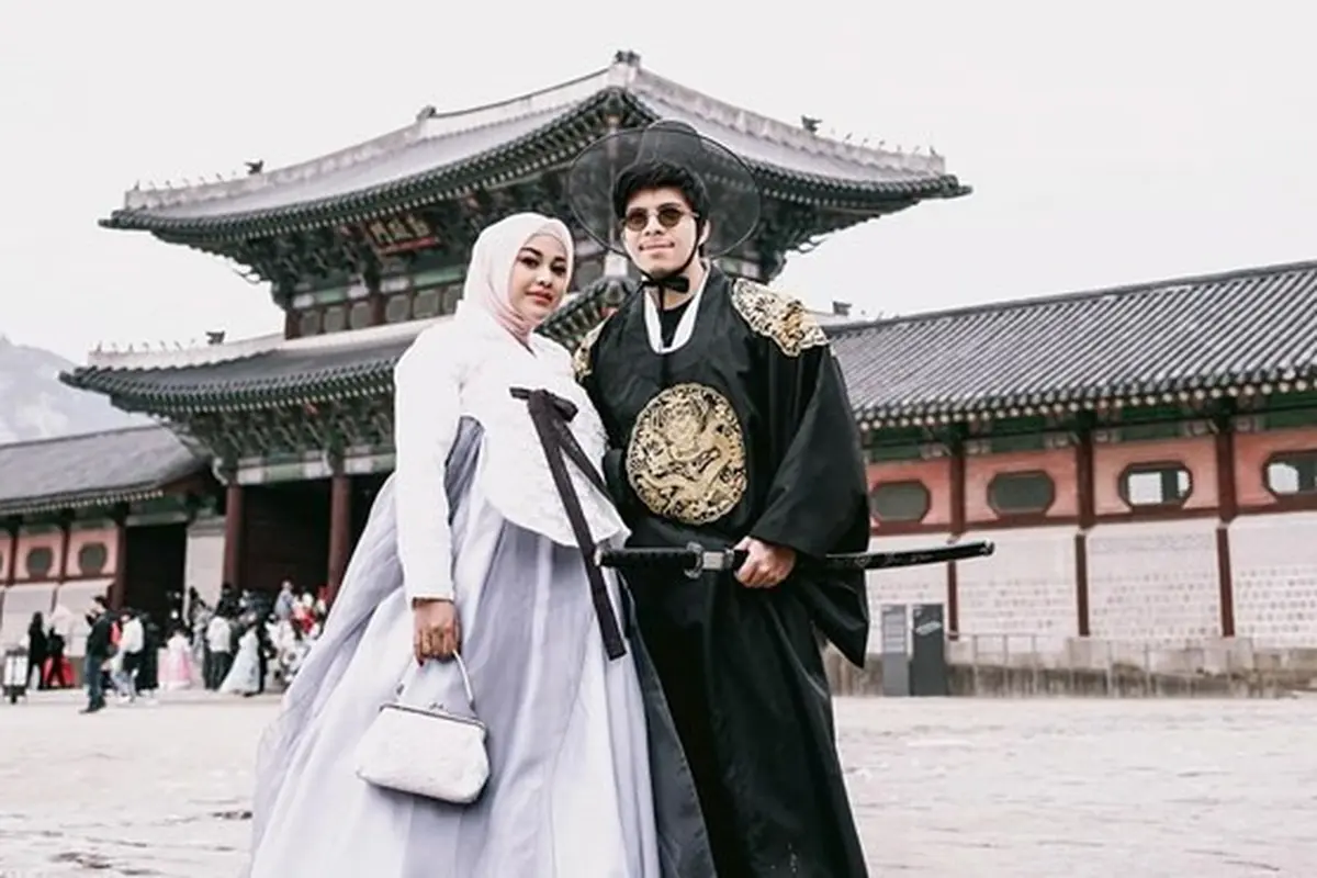 8 Potret Aurel Hermansyah dan Atta Halilintar Pakai Hanbok saat Liburan, Bak Drama Korea
