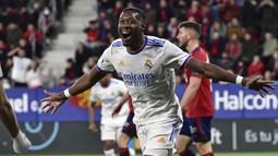 Real Madrid sudah unggul 1-0 lewat David Alaba pada menit ke-12 usai memanfaatkan umpan Karim Benzema. (AP/Alvaro Barrientos)