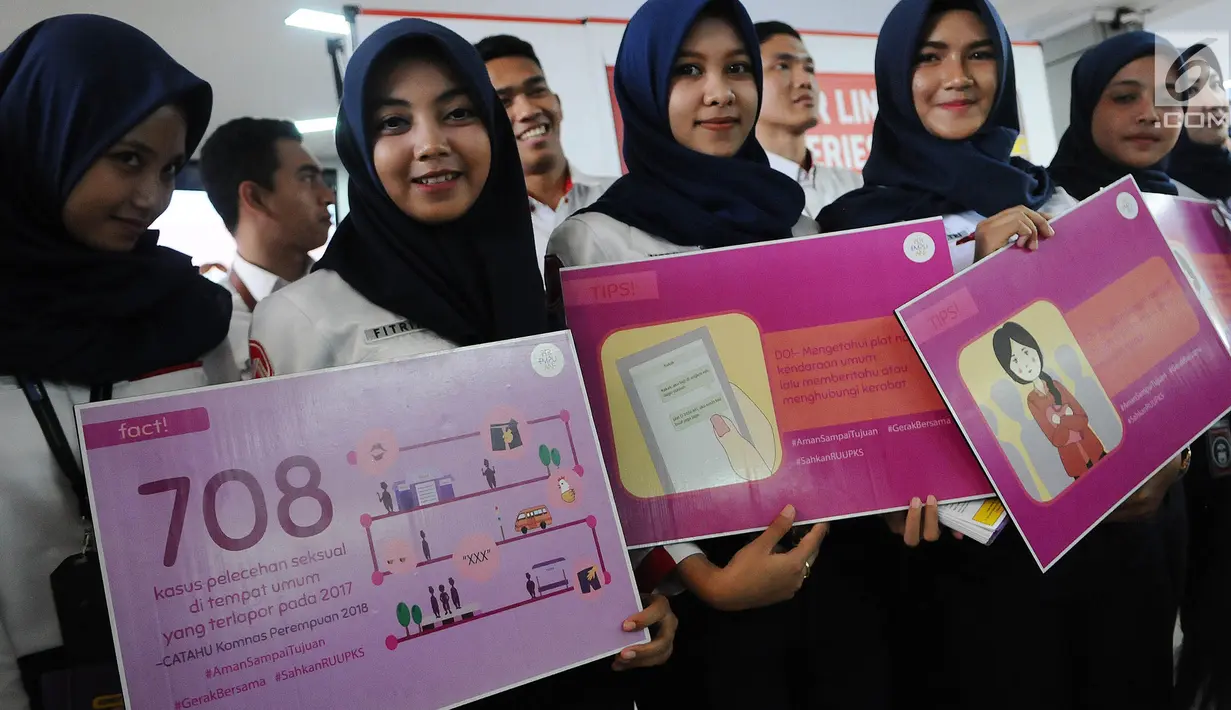 Pegawai PT KCI membawa poster saat kampanye bertema "Victim blamming, konsensus, cat call", dalam rangka memperingati Hari Perempuan Internasional di Stasiun Sudirman, Jakarta, Selasa (12/3). (Liputan6.com/Herman Zakharia)