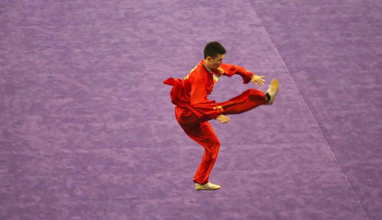 Atlet Wushu Indonesia, Julius Yoga Kurniawan saat beraksi, pada Kejuaraan Dunia Wushu 2015 di Istora Senayan, Jakarta, Minggu(15/11/2015). (Bola.com/Nicklas Hanoatubun)
