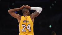 Kobe Bryant bereaksi setelah melakukan pelanggaran saat pertandingan LA Lakers melawan Memphis Grizzlies dalam laga basket NBA di Staples Center, Los Angeles, California, AS, (26/11/2014). (AFP/Robyn Beck)