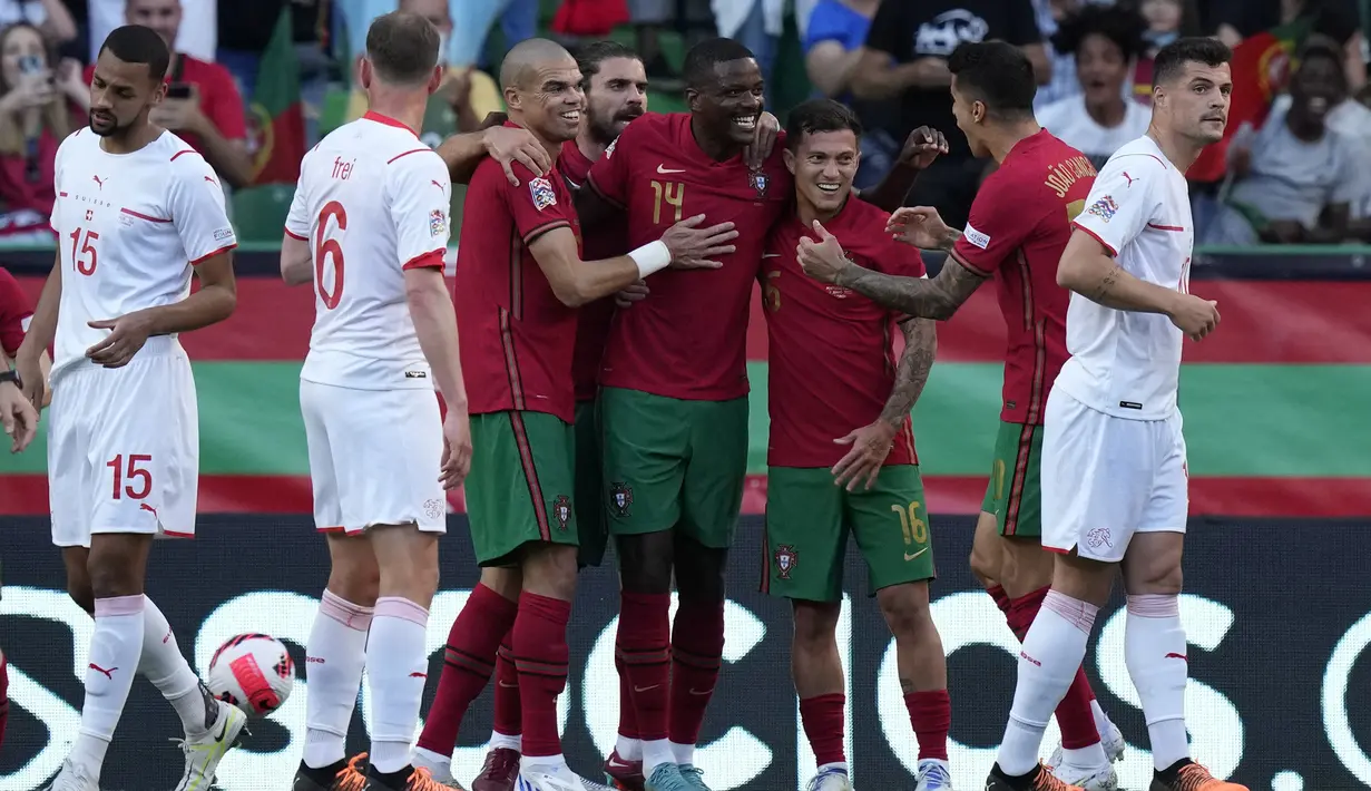 <p>Para pemain Portugal berselebrasi setelah bek William Carvalho mencetak gol ke gawang Swiss pada pertandingan kedua Grup A2 UEFA Nations League di Stadion Jose Alvalade di Lisbon, Senin (6/6/2022). Kemenangan telak ini mengangkat Portugal ke posisi dua klasemen dengan empat poin dari dua laga. (AP Photo/Armando Franca)</p>