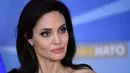 Penampilan Angelina Jolie sendiri pun berubah seiring bertambahnya usia. Namun hal itu tak membuatnya menyesal. (EMMANUEL DUNAND / AFP)