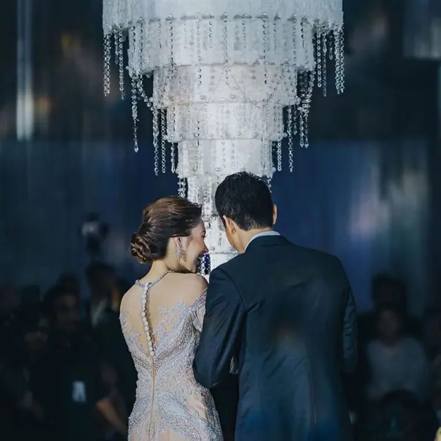 6 Momen Pernikahan Seleb Malaysia Viral, Kue Pengantin Digantung Seperti Lampu