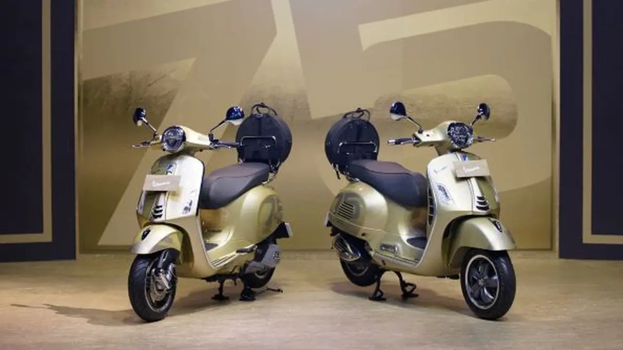 Vespa 75th Anniversary Limited Edition, dalam model Vespa Primavera (150 cc) dan GTS (300 cc). (Dok. Vespa Indonesia)