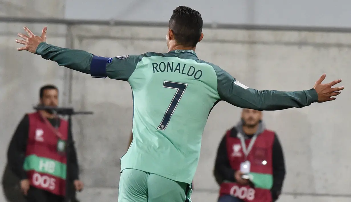 Striker Portugal, Cristiano Ronaldo, melakukan selebrasi usai mencetak gol ke gawang Andorra pada laga kualifikasi Piala Dunia 2018 di Stadion Municipal, Sabtu (7/10/2017). Portugal menang 2-0 atas Andorra. (AFP/Pascal Pavani)
