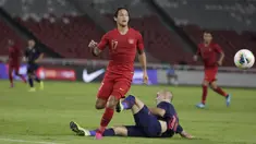Striker Timnas Indonesia, Irfan Bachdim, kehilangan bola saat melawan Thailand pada laga Kualifikasi Piala Dunia 2022 di SUGBK, Jakarta, Selasa (10/9). Timnas Indonesia kalah 0-3 dari Thailand. (Bola.com/Vitalis Yogi Trisna)
