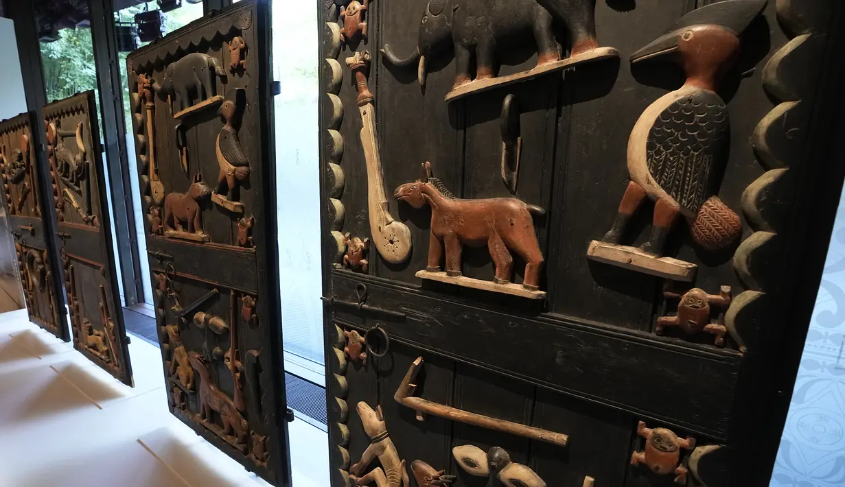 Pintu-pintu istana Raja Glele, dari abad ke-19 Benin terlihat di museum Quai Branly–Jacques Chirac, Paris (25/10/2021). Dalam keputusan dengan konsekuensi potensial di museum Eropa, Prancis menampilkan 26 artefak era kolonial yang dijarah. (AP Photo/Michel Euler)