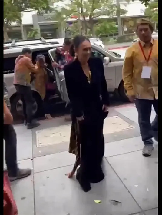 Momen penyanyi kelahiran Malang 51 tahun silam itu saat tiba di KJRI. Meski usianya tak muda lagi, perempuan dua orang anak itu tampil cantik dengan kebaya yang digunakan. Mengenakan busana adat Jawa sesuai dengan tanah leluhurnya.  [Instagram/margalenaofficial]