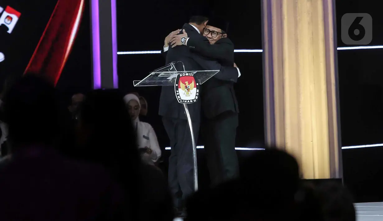 Calon Presiden dan Calon Wakil Presiden nomor urut 1 Anies Baswedan dan Muhaimin Iskandar berpelukan usai memberikan pernyataan penutup Debat Kelima Pilpres 2024 di Jakarta Convention Center (JCC), Jakarta, Minggu (4/2/2024). (Liputan6.com/Angga Yuniar)