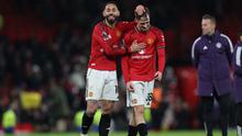 Striker Manchester United asal Brasil bernomor punggung 10, Matheus Cunha (kiri), dan gelandang Manchester United asal Inggris bernomor punggung 38, Jack Fletcher (kanan), merayakan kemenangan di lapangan setelah pertandingan Liga Inggris antara Manchester United dan Newcastle United di Old Trafford, Manchester, barat laut Inggris, Sabtu (27-12-2025) dini hari WIB. Man Utd memenangkan pertandingan dengan skor 1-0. (Darren Staples/AFP)