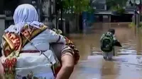 Luapan Kali Ciliwung menyebabkan banjir di sejumlah kawasan Jakarta.