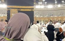 Umroh Bareng Sahabat, Begini Potret Azizah Salsha di Depan Kabah