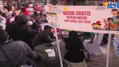 Meski harus mengantre cukup lama, tak mengurangi antusiasme warga demi berkumpul bersama keluarga di hari raya nanti.