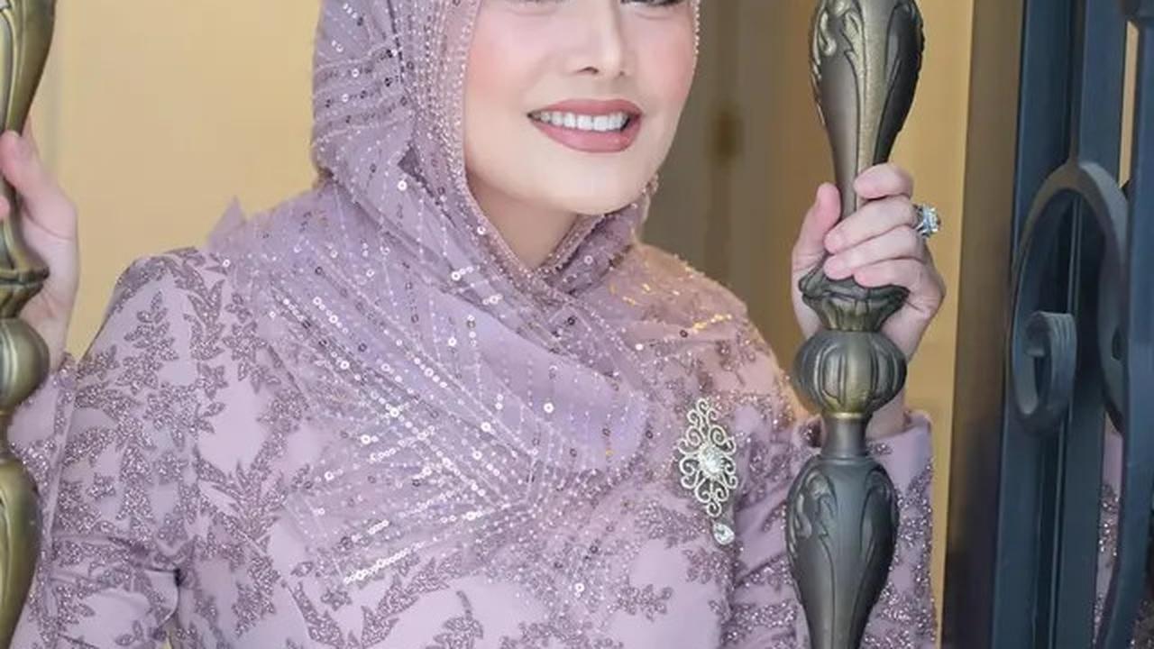 7 Potret Cici Faramida Tetap Cantik dan Awet Muda di Usia 50-an, Outfitnya Selalu Elegan