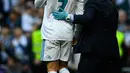 Penyerang Real Madrid, Cristiano Ronaldo memegang kepalanya yang berdarah setelah bek Deportivo de la Coruna, Fabian Schaer menendang kepalanya saat bertanding di La Liga Spanyol di Santiago Bernabeu, Madrid (21/1). (AFP Photo/Oscaro Del Pozo)