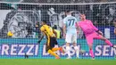 Pemain Inter Milan, Denzel Dumfries, mencetak gol ke gawang Lazio pada laga pekan ke-16 Serie A di Stadio Olimpico, Selasa (17/12/2024) dini hari WIB. (AP Photo/Gregorio Borgia)