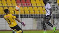 Makan Konate mencetak hat-trick kala T-Team menghempaskan Sime Darby FC 4-0 dalam laga uji coba di Stadion Selayang, Kuala Lumpur, Jumat (15/1/2016). (T-Team Facebook) 