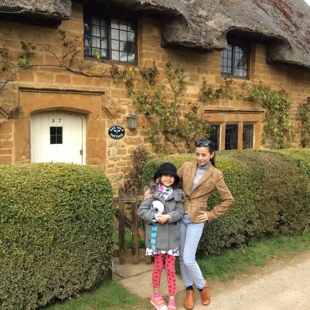 Tinggal di London, Ini 7 Potret Angie Virgin dan Anak Sulungnya