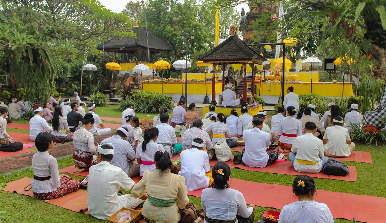 Makna utama dari Galungan adalah untuk memperingati kemenangan dharma (kebenaran/kebajikan) atas adharma (kejahatan/ketidakbenaran). Tampak dalam foto, umat Hindu melakukan sesi persembahyangan Hari Raya Galungan di Pura Amerta Jati, Cinere, Jakarta Selatan, Rabu (19/11/2025). (merdeka.com/Arie Basuki)