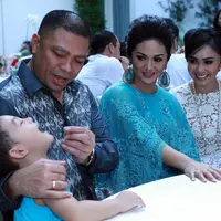 Krisdayanti beserta sang suami dan anak-anaknya memakai baju seragam di hari lebaran agar terlihat serasi dan kompak. (Bintang/Deki Prayoga)