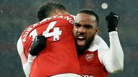 Striker Arsenal, Alexandre Lacazette, bersama Pierre-Emerick Aubameyang merayakan gol ke gawang Cardiff City pada laga Premier League di Stadion Emirates, Rabu (30/1). Arsenal menang 2-1 atas Cardiff City. (AFP/Ian Kington)