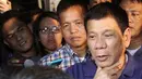 Presiden Filipina, Rodrigo Duterte menjawab pertanyaan awak media saat mengunjungi lokasi ledakan bom di kota Davao, Filipina, (2/9). Saat terjadinya serangan bom, Duterte tengah berada di kawasan tersebut. (REUTERS/Lean Daval Jr)