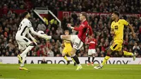 Penjaga gawang Sheffield United Wes Foderingham, kiri, menyelamatkan tendangan Scott McTominay dari Manchester United saat pertandingan sepak bola Liga Premier Inggris antara Manchester United dan Sheffield di Stadion Old Trafford di Manchester, Inggris, Rabu, 24 April 2024. (AP Photo/Dave Thompson)