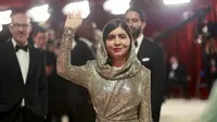 Malala Yousafzai yang mengenakan kerudung sequin perak berpose di karpet merah Oscar 2023. (dok. Emma McIntyre / GETTY IMAGES NORTH AMERICA / Getty Images via AFP)