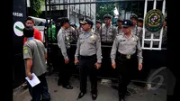 Sejumlah Petugas Kepolisian saat berjaga di depan Gedung Pengadilan Negeri Jakarta Selatan jelang praperadilan kasus Komjen Budi Gunawan terhadap KPK, Jakarta Selatan, Senin (2/2/2015). (Liputan6.com/Johan Tallo)