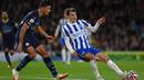 Pada menit ke-43 Brighton kembali mendapatkan peluang. Tembakan Solly March (kanan) usai memanfaatkan kesalahan lini pertahanan Manchester City masih mampu dihalau Ederson. (AFP/Glyn Kirk)