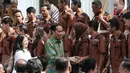 Presiden Jokowi memberikan ucapan selamat kepada Kontingen Olimpiade Brasil 2016  usai pelepasan di halaman Istana Merdeka, Jakarta, Rabu (22/6). Sebanyak 26 atlet akan bertarung pada Olimpiade 2016 di Rio de Janeiro, Brasil. (Liputan6.com/Faizal Fanani)