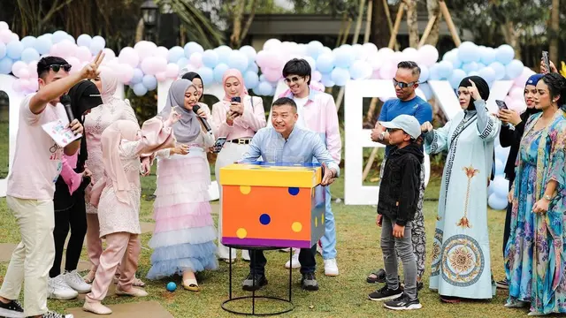 Suasana pesta gender reveal kehamilan Aurel Hermansyah (Foto: Instagram attahalilintar)