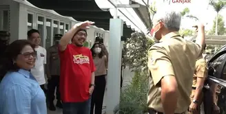 Di rumah ini ada seperti mini lobi untuk menyambut tamu yang datang. Ini potret ketika rumah Andy F Noya disambangi Gubernur Jawa Tengah, Ganjar Pranowo. (YouTube/Ganjar Pranowo)
