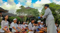 Perayaan Galungan, bagi umat Hindu Bali, merupakan momen penting untuk mengucap syukur kepada Tuhan Yang Maha Esa (Ida Sang Hyang Widhi Wasa) atas penciptaan alam semesta dan segala isinya. Tampak dalam foto, umat Hindu melakukan sesi persembahyangan Hari Raya Galungan di Pura Amerta Jati, Cinere, Jakarta Selatan, Rabu (19/11/2025). (merdeka.com/Arie Basuki)