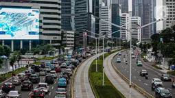 Kendaraan bermotor terjebak kemacetan di kawasan Jalan Sudirman, Jakarta, Senin (1/3/2021). Gubernur DKI Jakarta Anies Baswedan bakal melarang mobil pribadi berusia lebih dari 10 tahun untuk melintas di ibu kota. (Liputan6.com/Faizal Fanani)