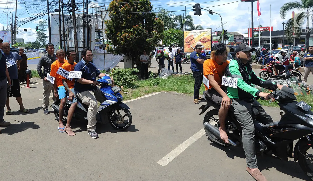 Sejumlah tersangka menjalani adegan rekonstruksi pembunuhan anak punk, MR (16),  di perempatan Gaplek, Pamulang, Rabu (6/2). Polres Tangerang Selatan melakukan rekonstruksi pembunuhan sadis anak punk yang terjadi 16 Januari 2019. (Merdeka.com/Arie Basuki)