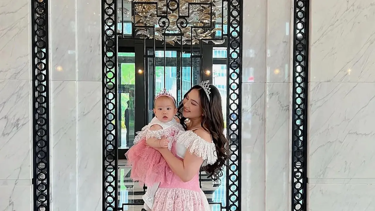 Detail Gaun Princess Jessica Mila dan Baby Kya di Pesta Ultah Putri dr. Feni Nugraha, Inspirasi Tampil Kembar Ibu-Anak